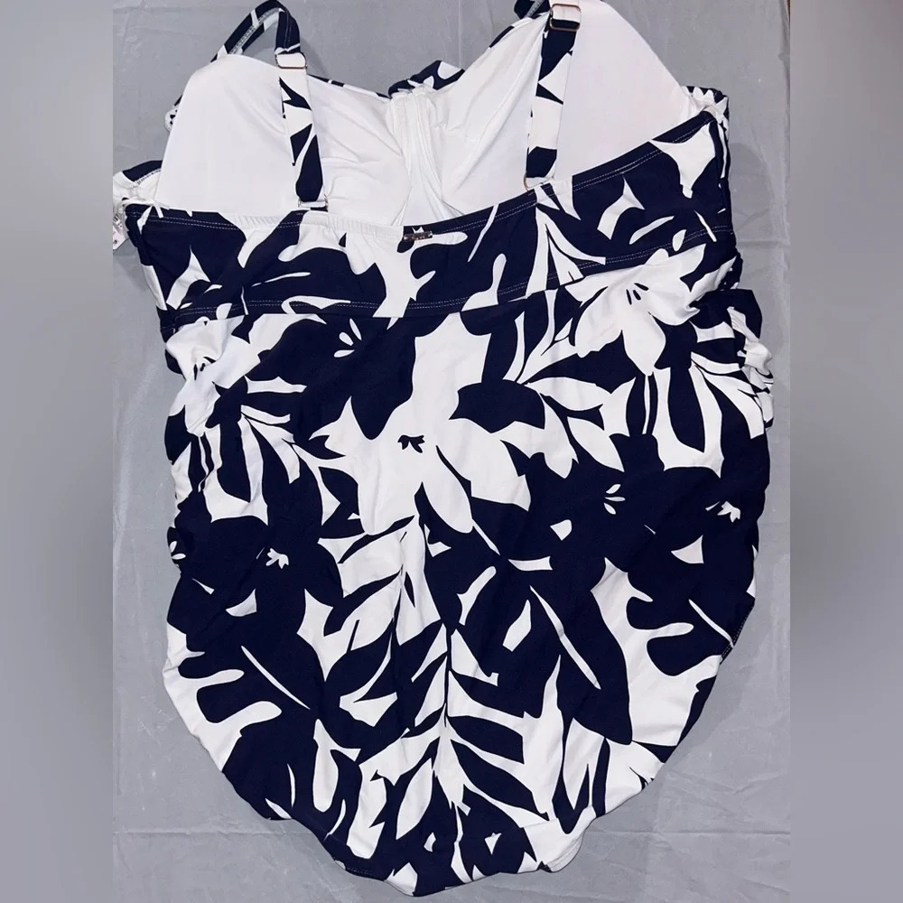 Women's Retro Twist Front Shirred One Piece
Swimsuit Size 24 W - Picture 3 of 5